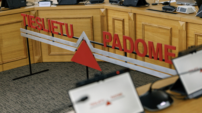 Tieslietu padomes logo